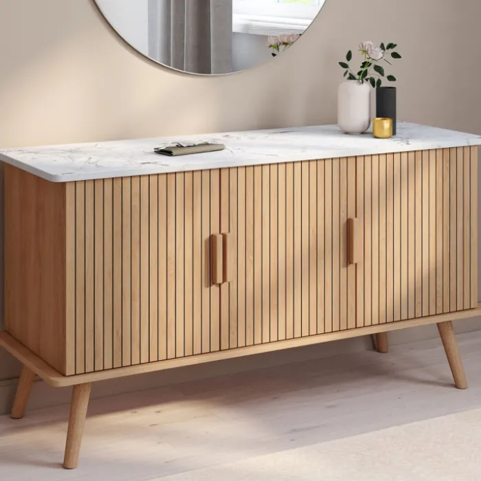 Buffet bas 110 cm plateau effet marbre 3 portes lattes tasseau bois coloris chêne