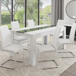 Chaises blanches de salle à manger