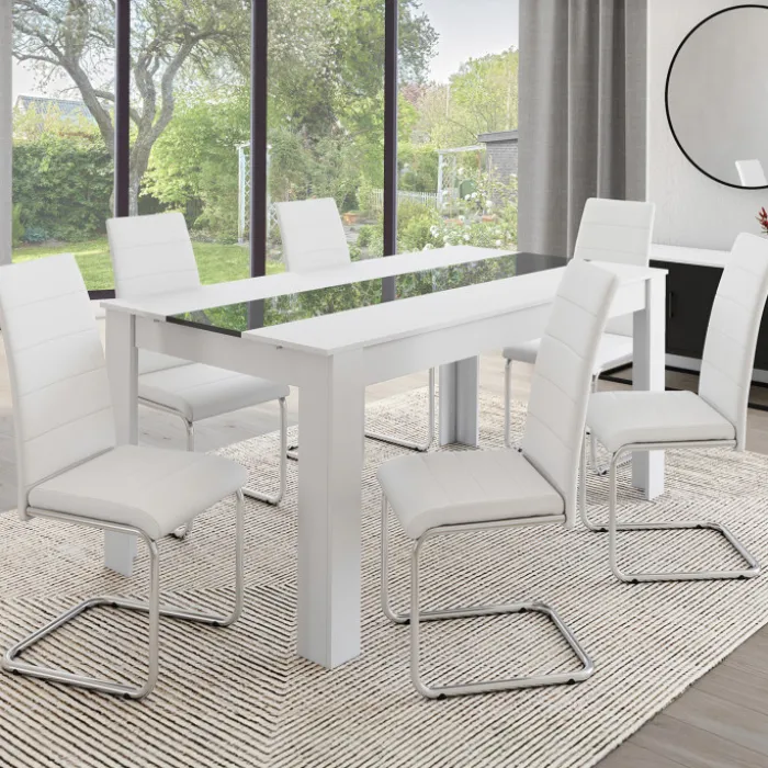 Chaises blanches de salle à manger