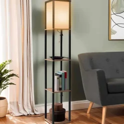 Lampadaire industriel en bois noir avec étagères bois clair et abat-jour blanc