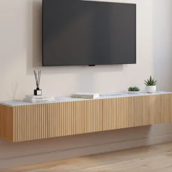 Meuble TV 180 cm suspendu plateau effet marbre lattes tasseau bois coloris chêne