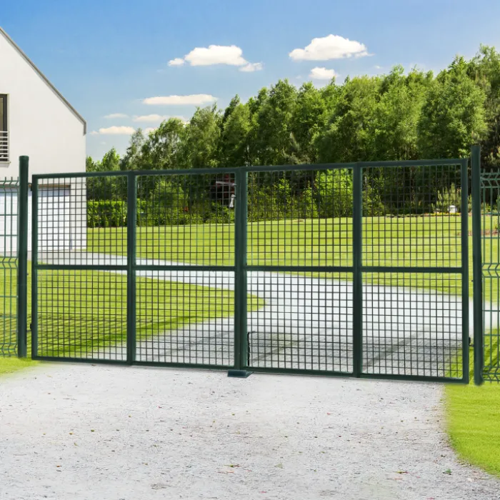Portail battant grillagé en acier vert 3M15 x 1M50 avec serrure et poignée