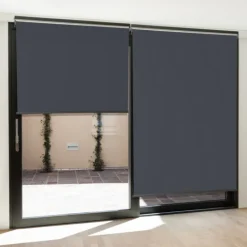 Store enrouleur vertical gris pour pergola