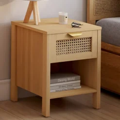 Tables de nuit en bois clair avec un tiroir et une niche