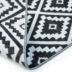 Tapis extérieur noir et blanc motifs géométriques 180 x 280 cm