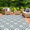 Tapis extérieur terrasse motifs géométriques gris et blanc 120 x 180 cm