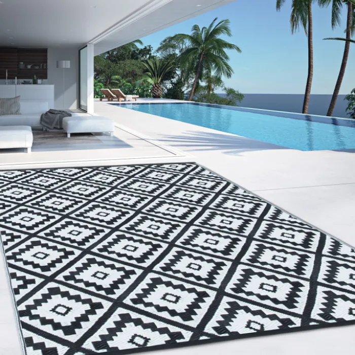 Tapis extérieur terrasse motifs géométriques noir et blanc 160 x 260 cm