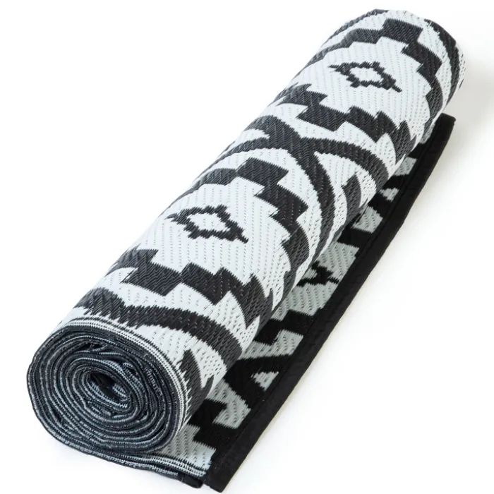 Tapis extérieur terrasse motifs géométriques noir et blanc 160 x 260 cm